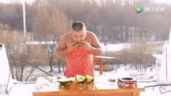 光膀子吃瓜图片,光膀子吃瓜图展现清凉一夏