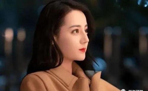 英文吃瓜美女,Eavesdropping on the Buzz: A Gossipy Overview of the Trendy Gourmet Lady