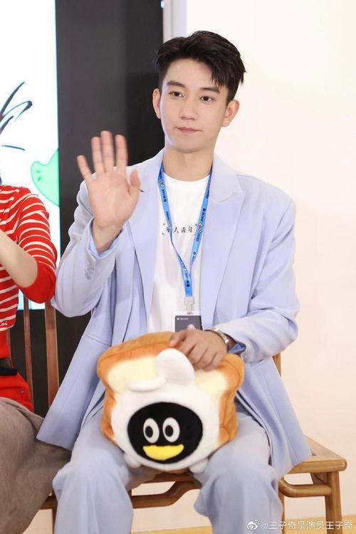 王子奇吃瓜西瓜视频,趣味横生短视频引网友热议