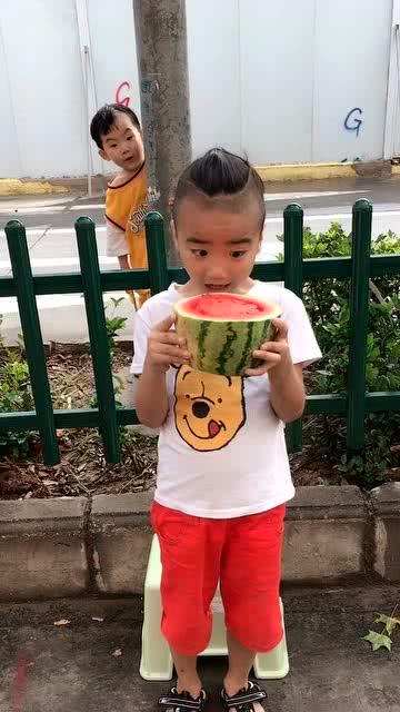 害羞小伙吃瓜,甜蜜滋味打破内心壁垒  第3张