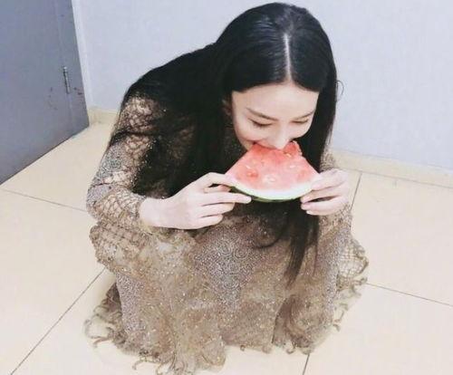 qq吃瓜裙真假,真伪难辨,网络潮流背后的真相 第3张 qq吃瓜裙真假,真伪难辨,网络潮流背后的真相 第3张